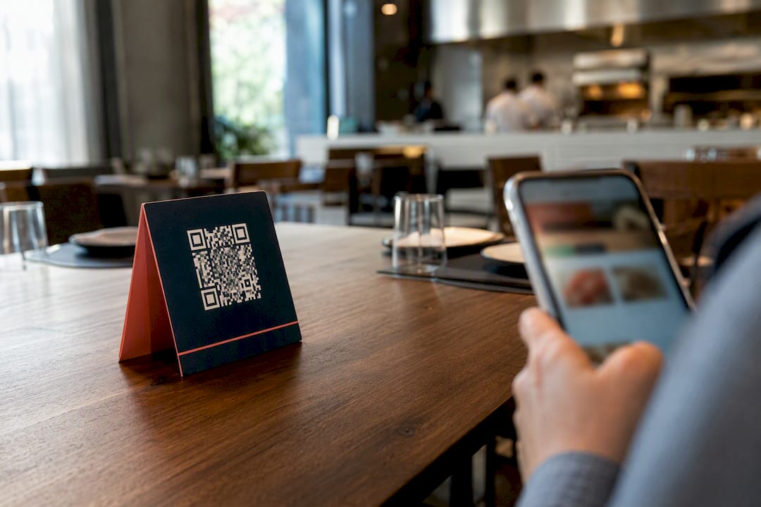Ordinazione contactless al ristorante: come funziona e conviene
