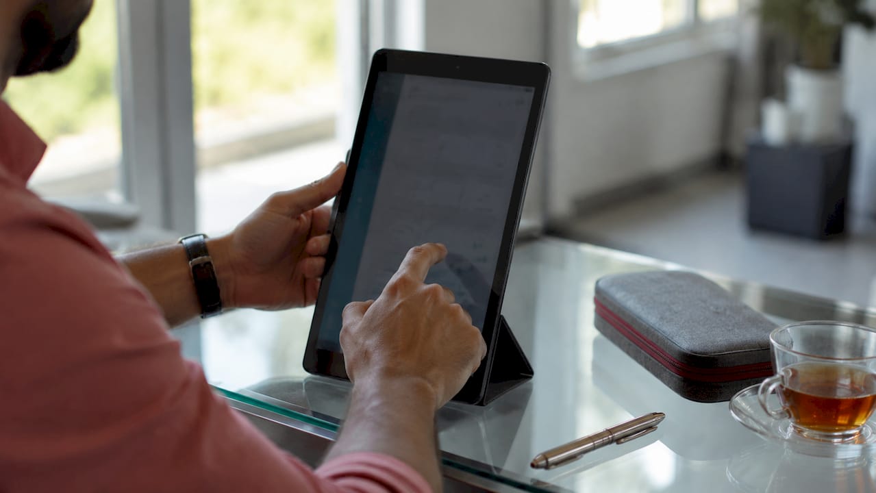 Mani femminili che utilizzano un tablet per gestire le attività di un ristorante