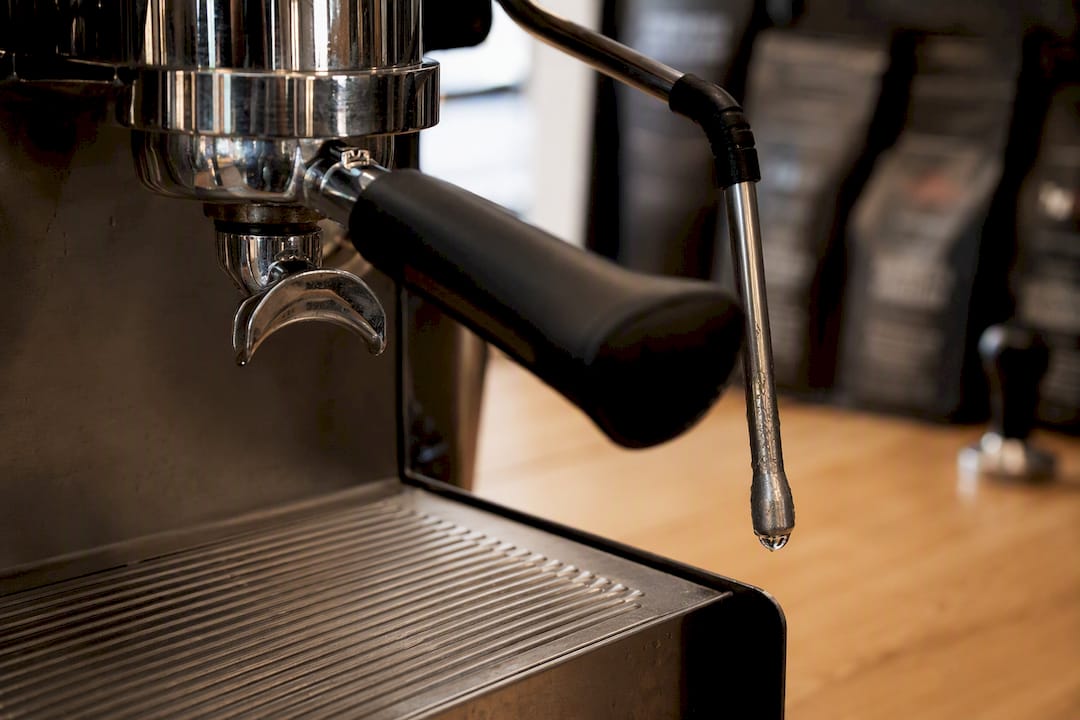 Dettaglio del portafiltro e del beccuccio del vapore di una macchina da caffè espresso