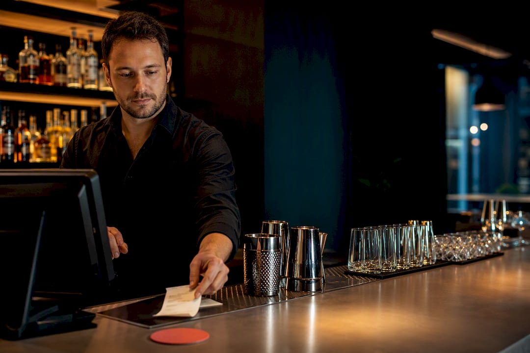 Bar tab management: come evitare perdite e walkout al bancone